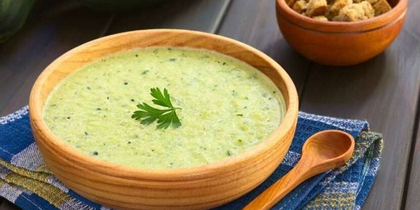 A sopa de puré de repolo e cabaciño é un prato agradable para o estómago no menú da dieta hipoalergénica