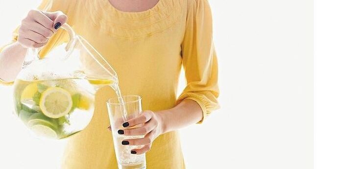 A auga de limón axuda a limpar o corpo