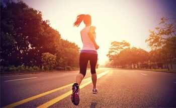 O exercicio de cardio como correr axuda a queimar graxa nas pernas. 